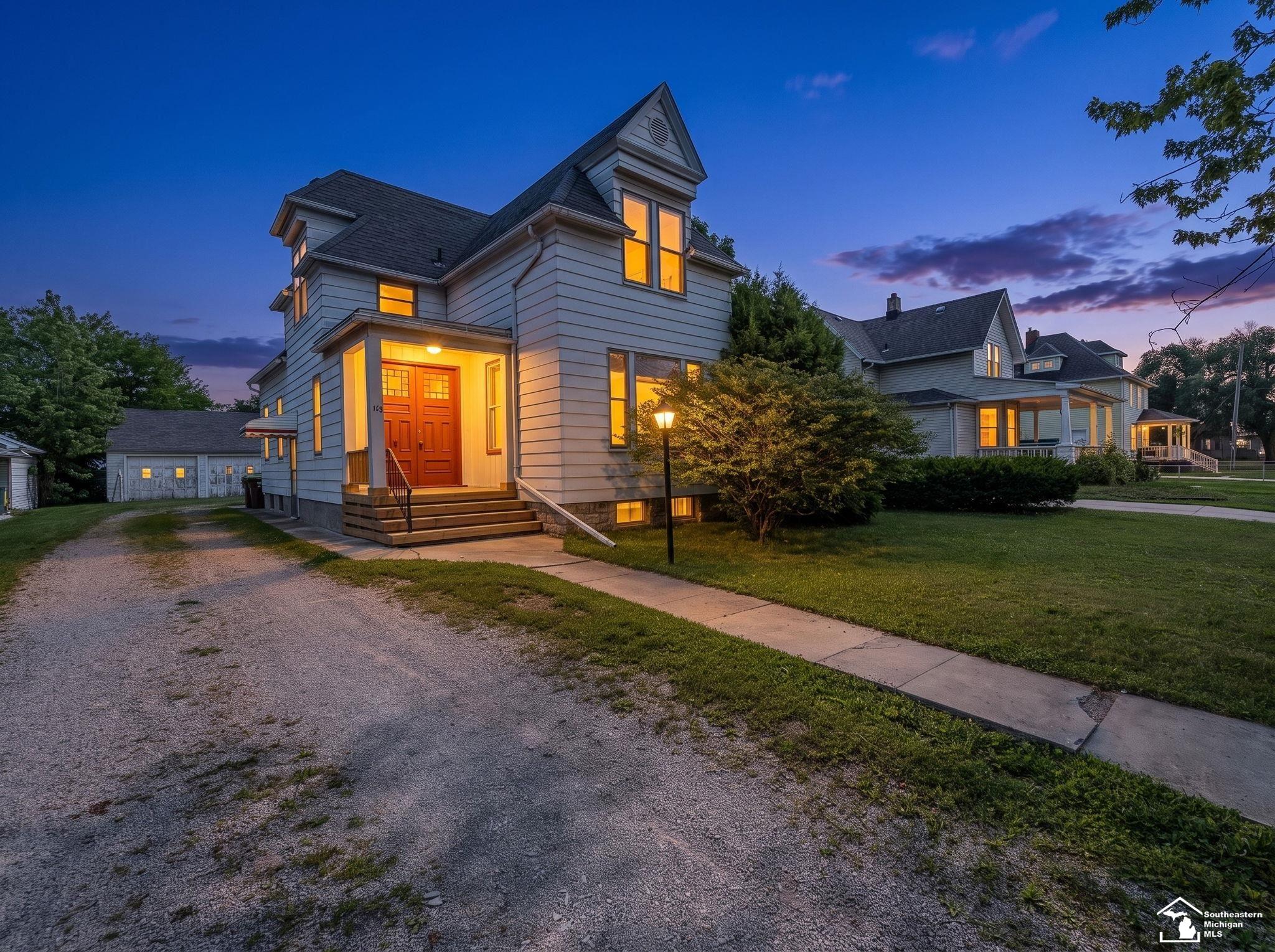 18 W Noble Avenue