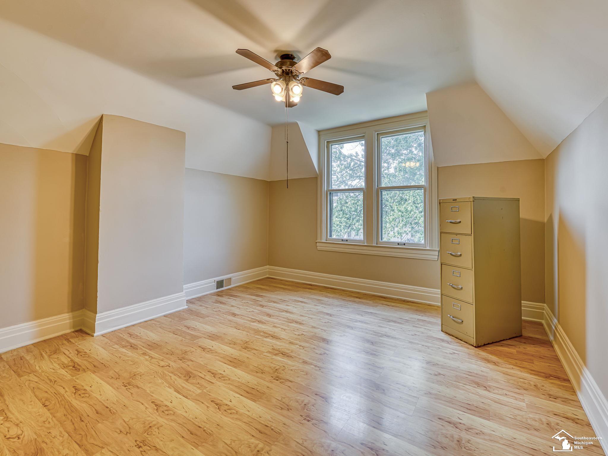 18 W Noble Avenue