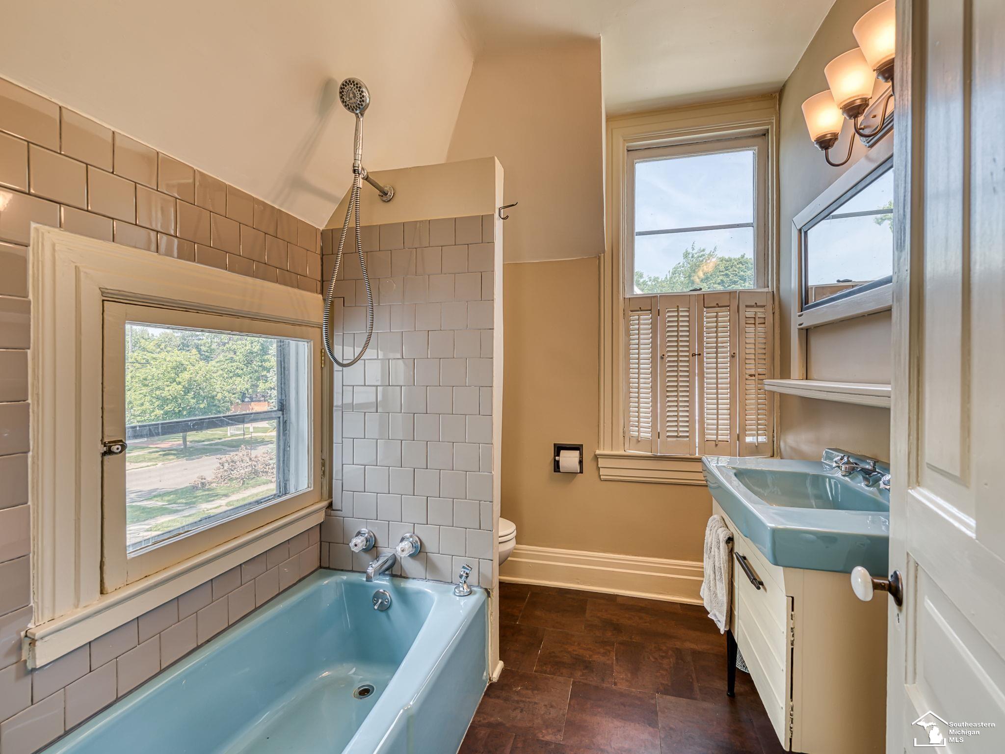 18 W Noble Avenue