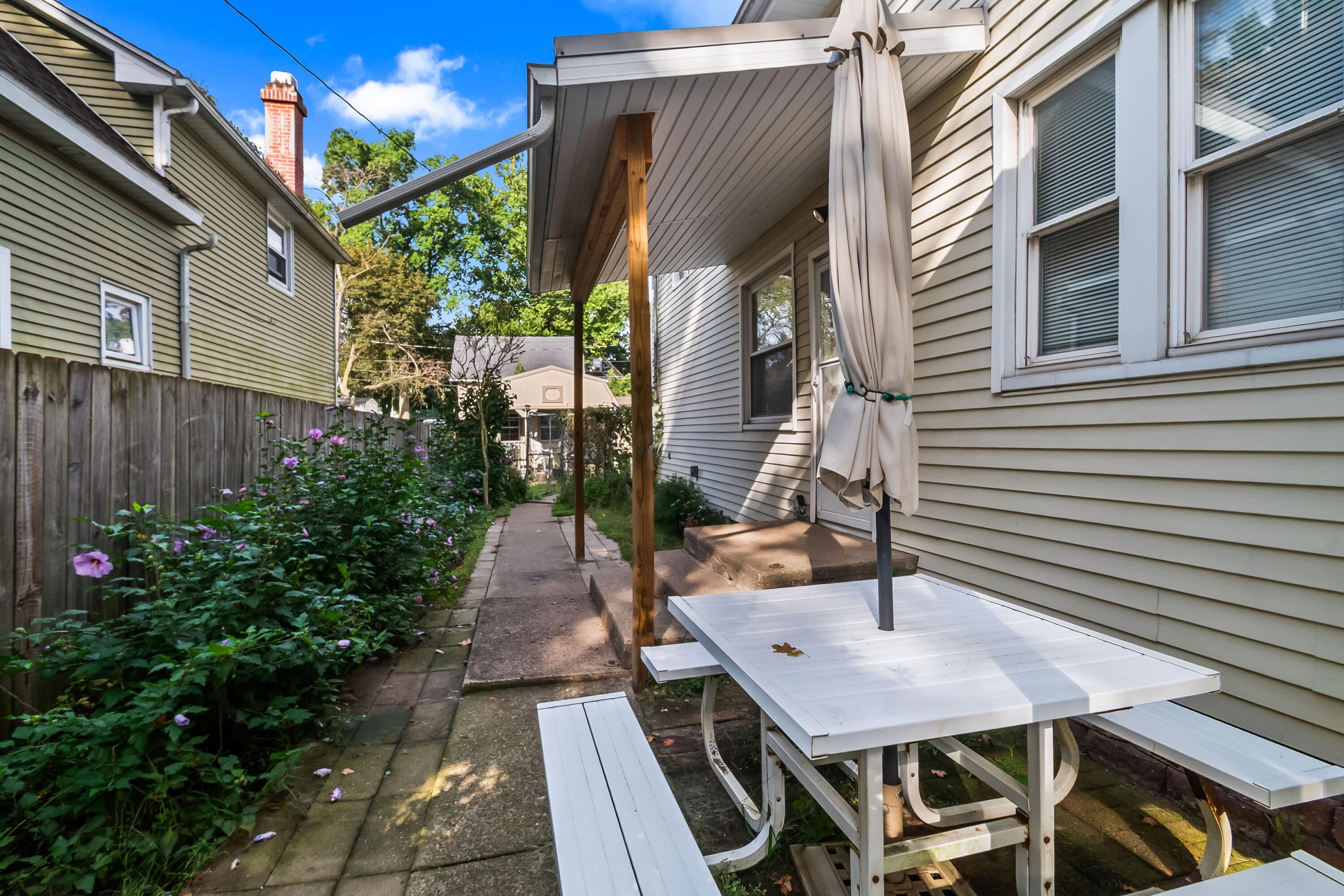 44 Budlong Street