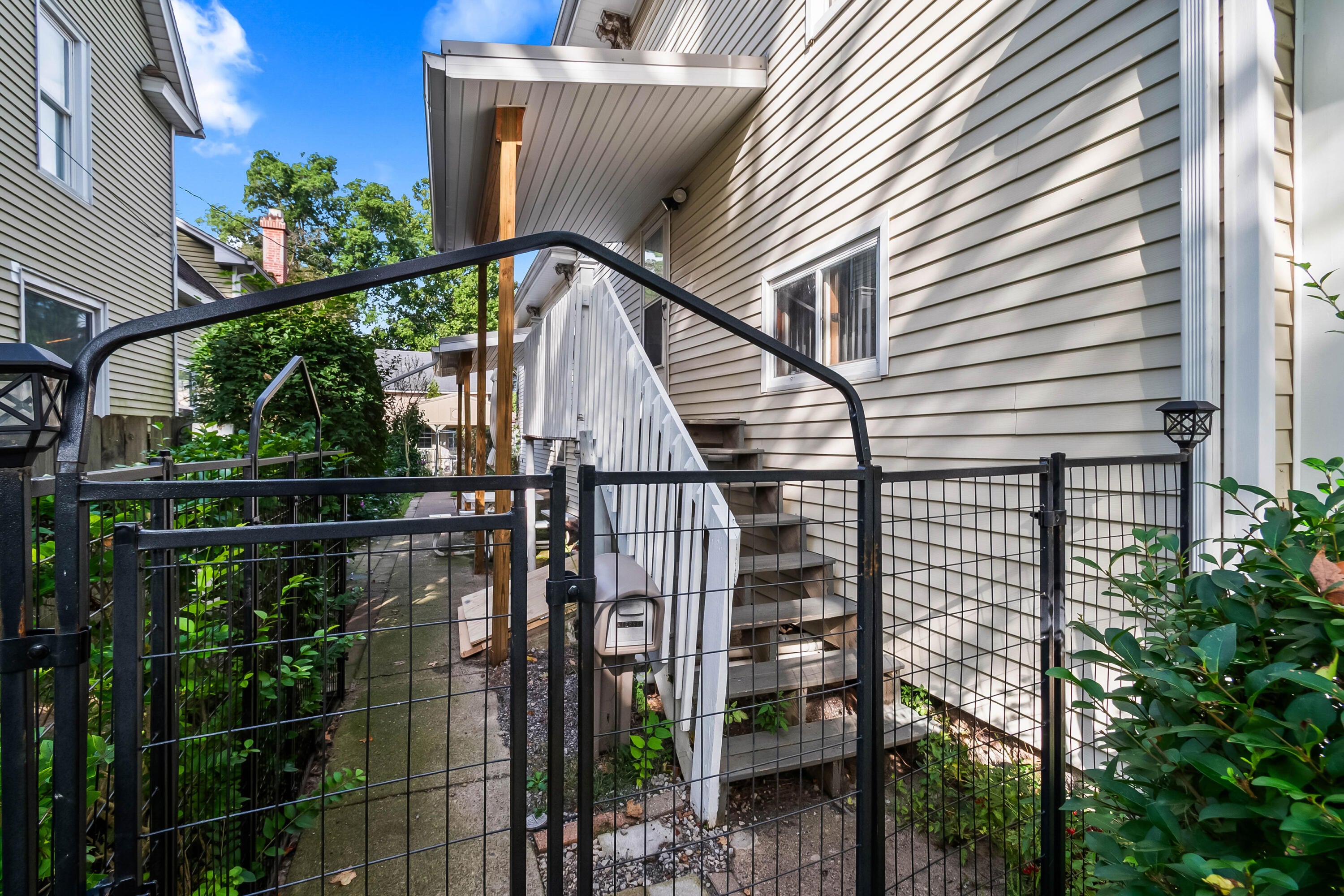 44 Budlong Street