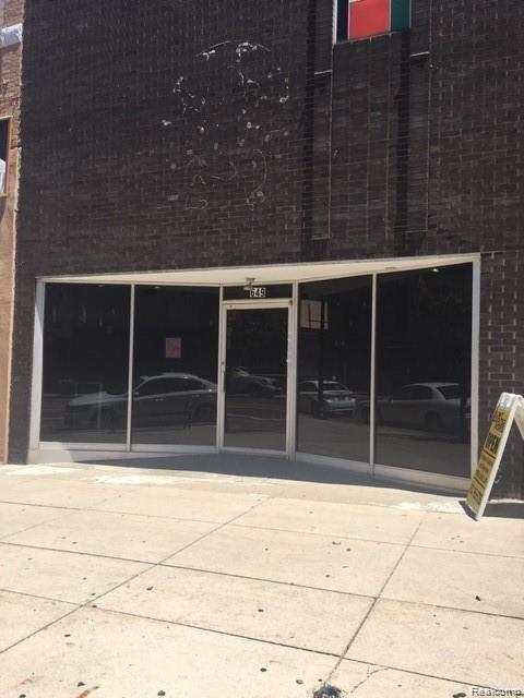 649 S SAGINAW Street