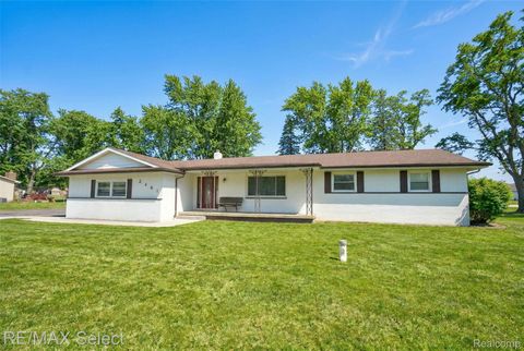 2461 N Long Lake Road Fenton Charter Township MI 48430