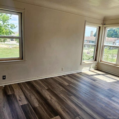 Tiny photo for 629 Spencer Street, Flint City, MI 48505 (MLS # 20261069415)