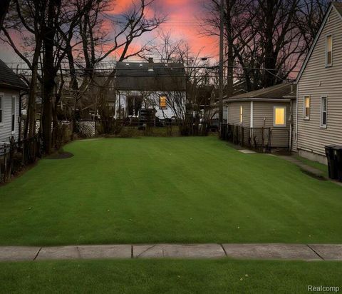 328 E Hayes Avenue Hazel Park City MI 48030