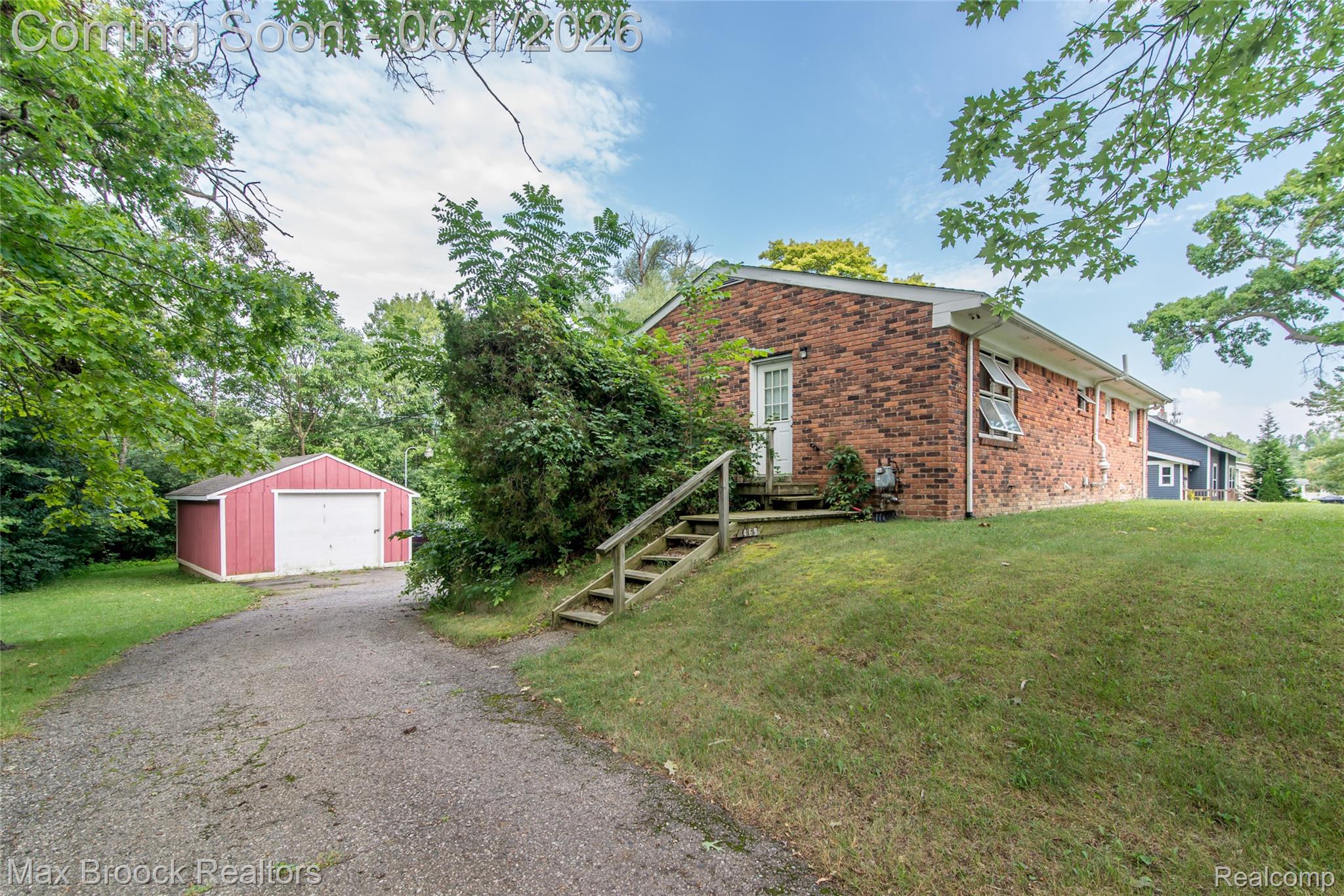 465 Robert Court