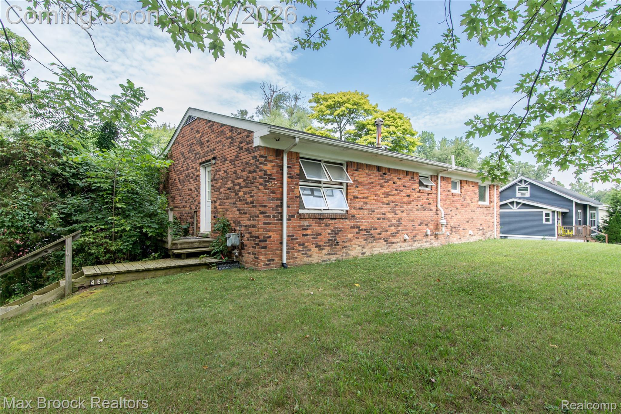 465 Robert Court