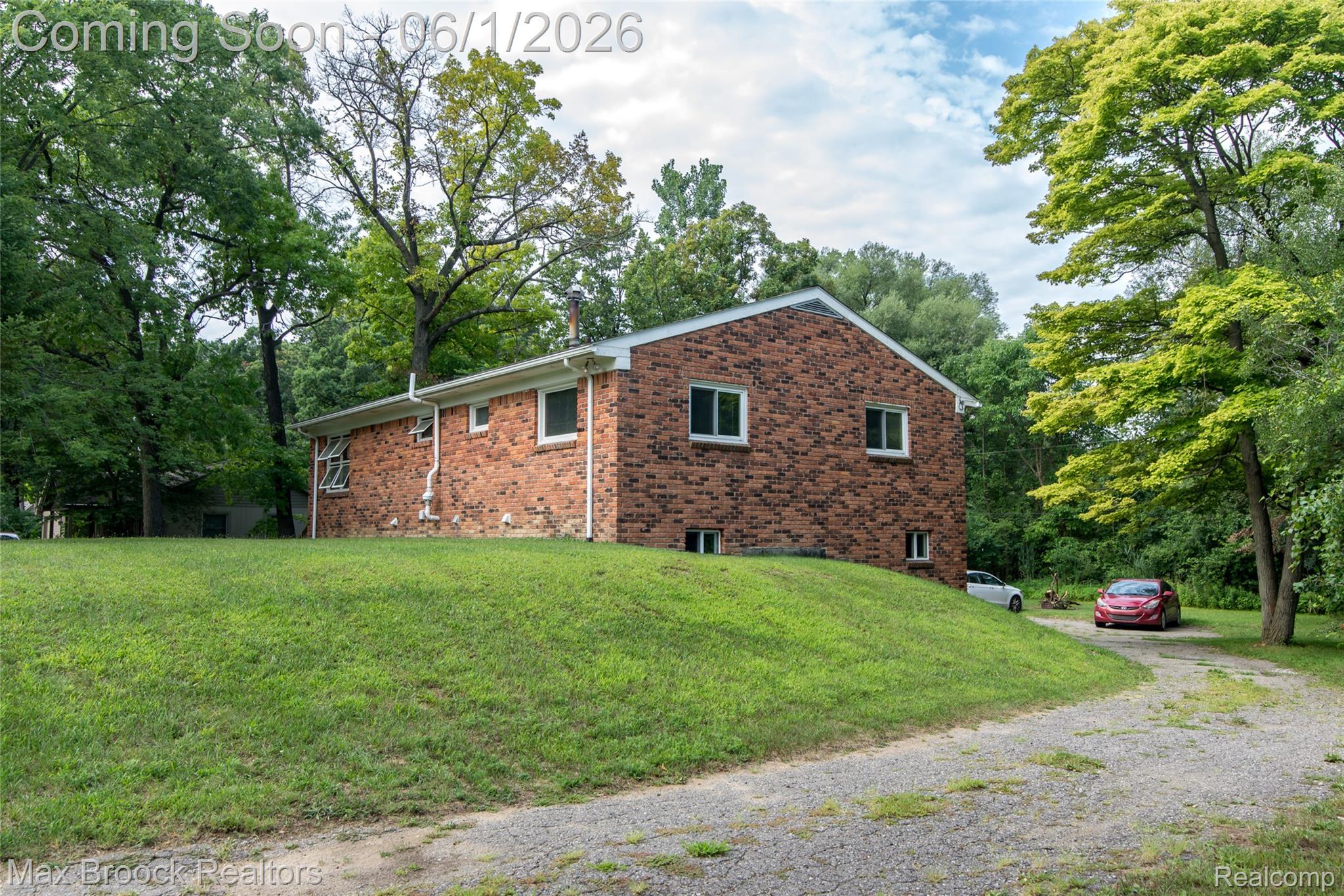 465 Robert Court