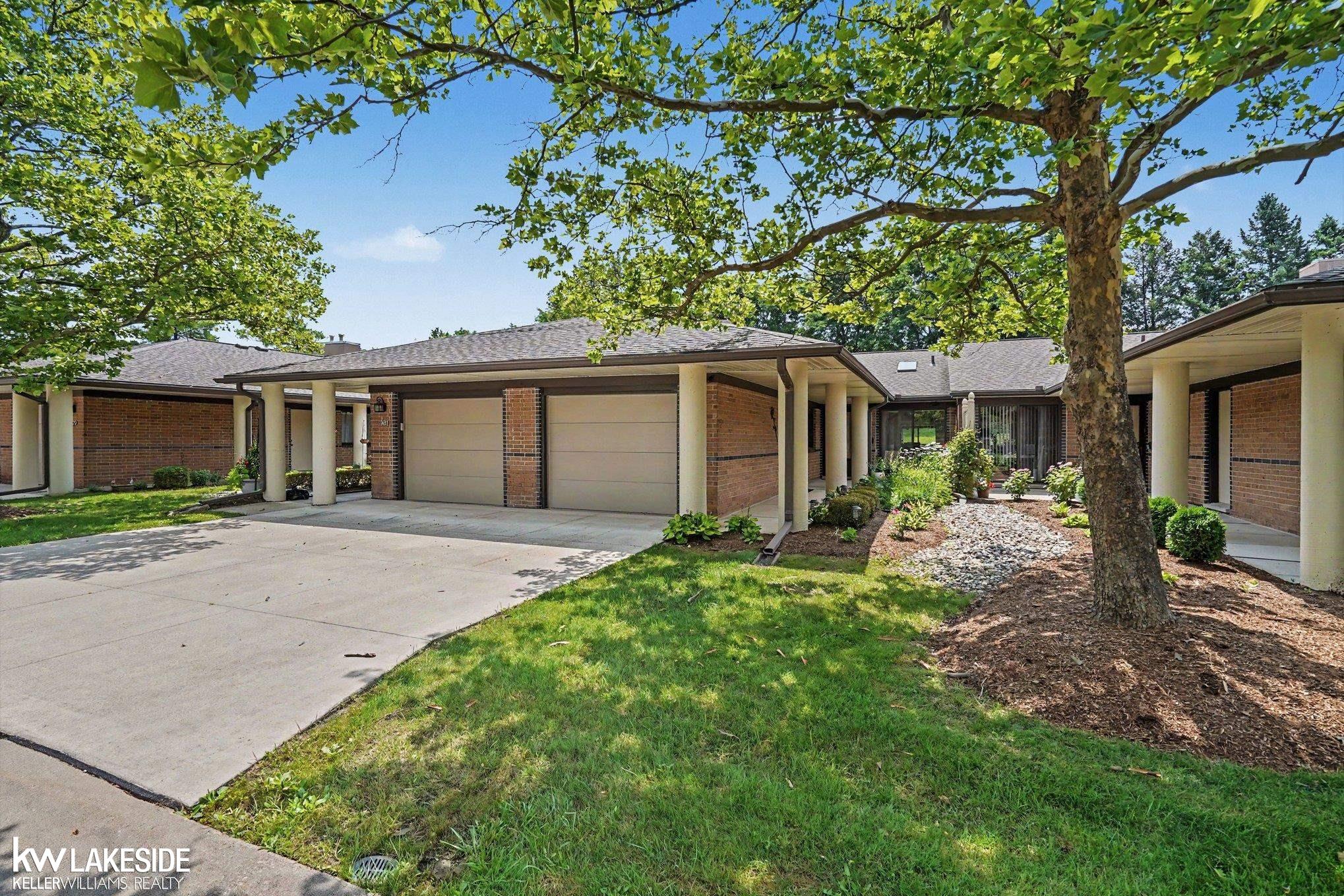 983 Wexford Way