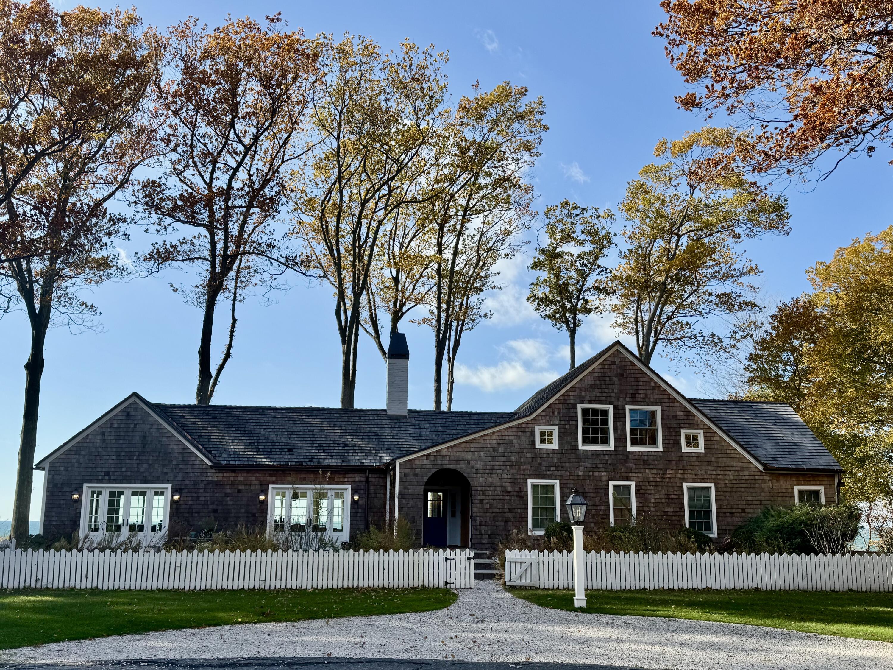 2526 Lakeshore Drive