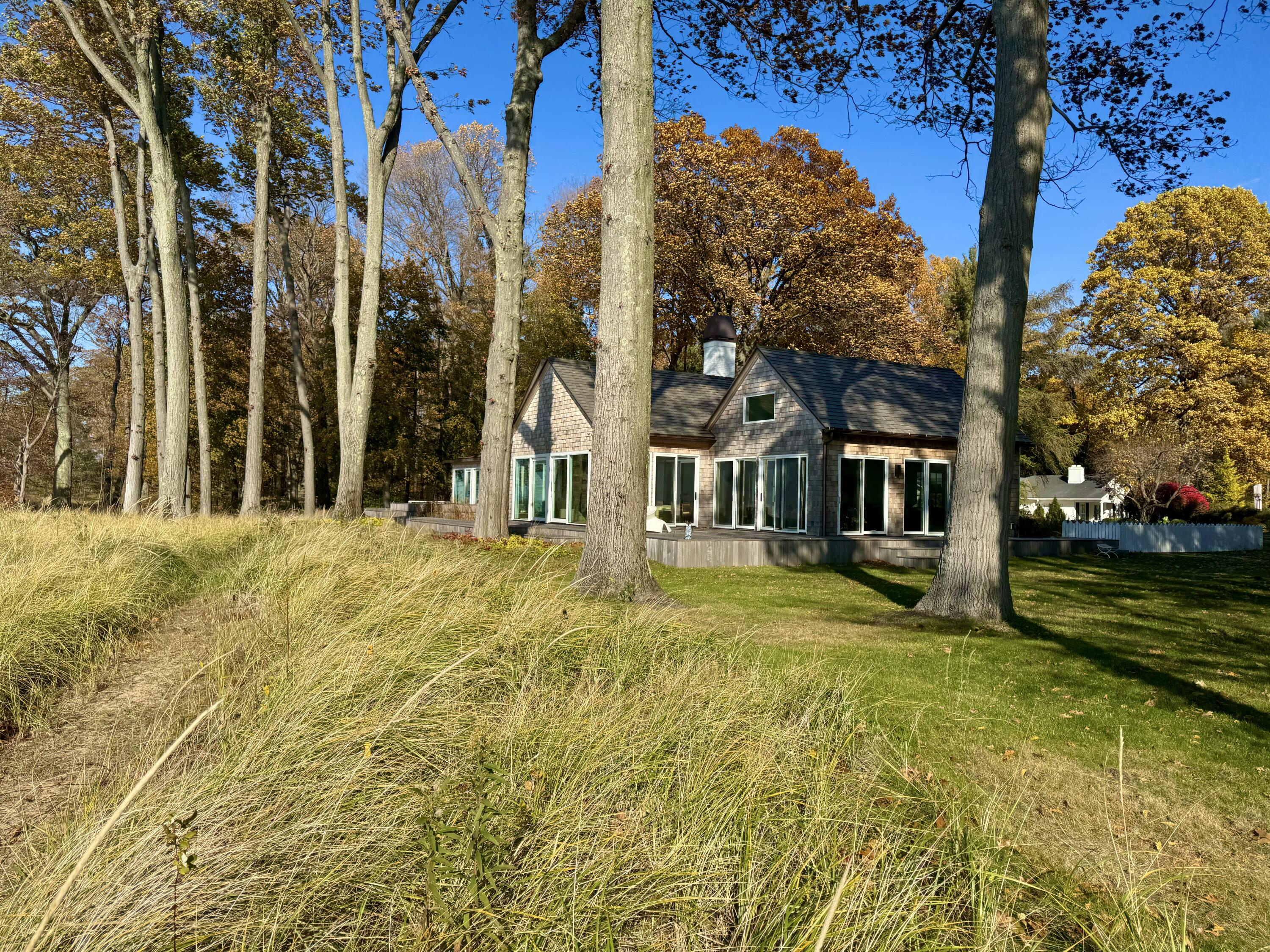 2526 Lakeshore Drive