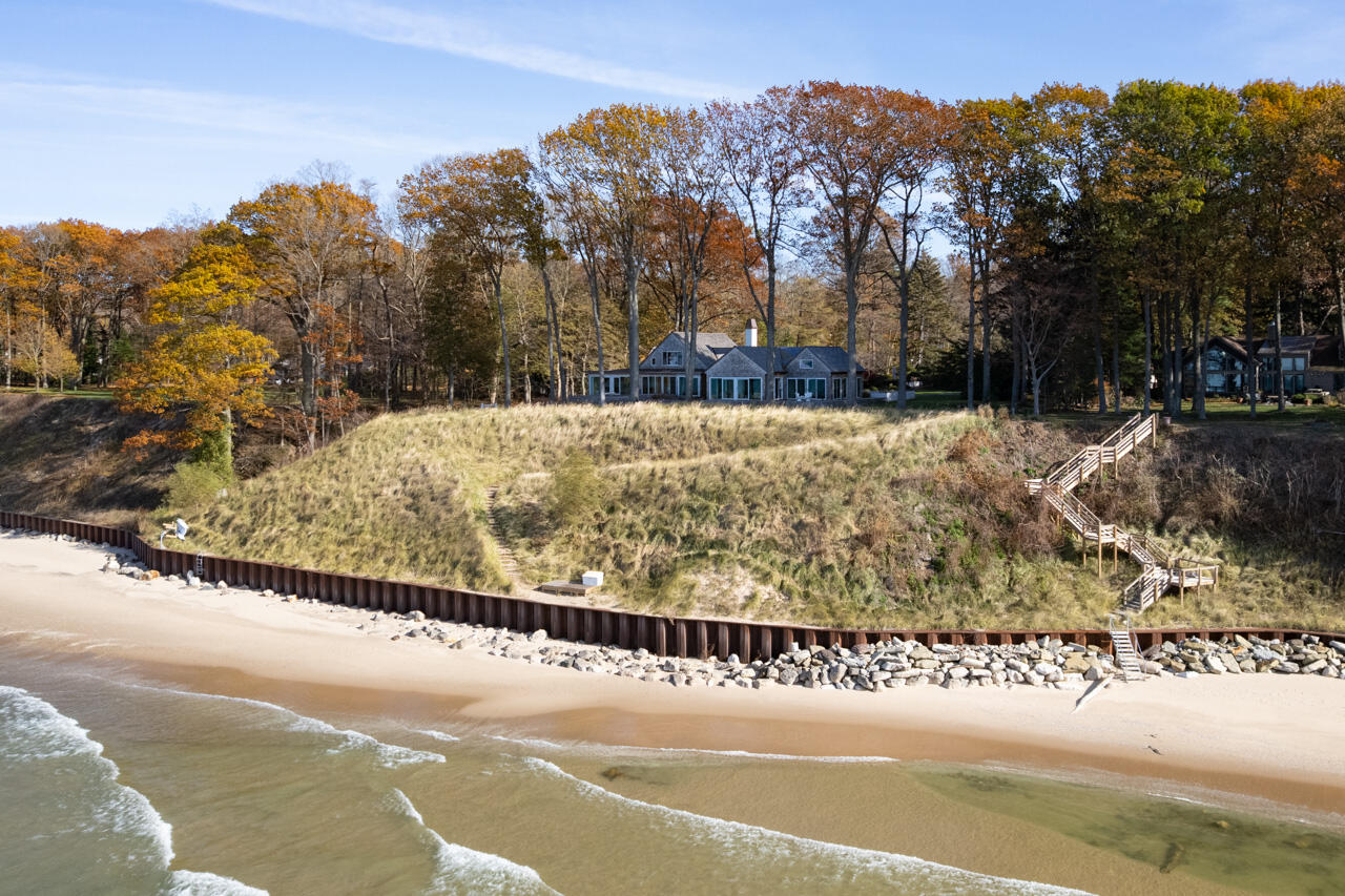 2526 Lakeshore Drive