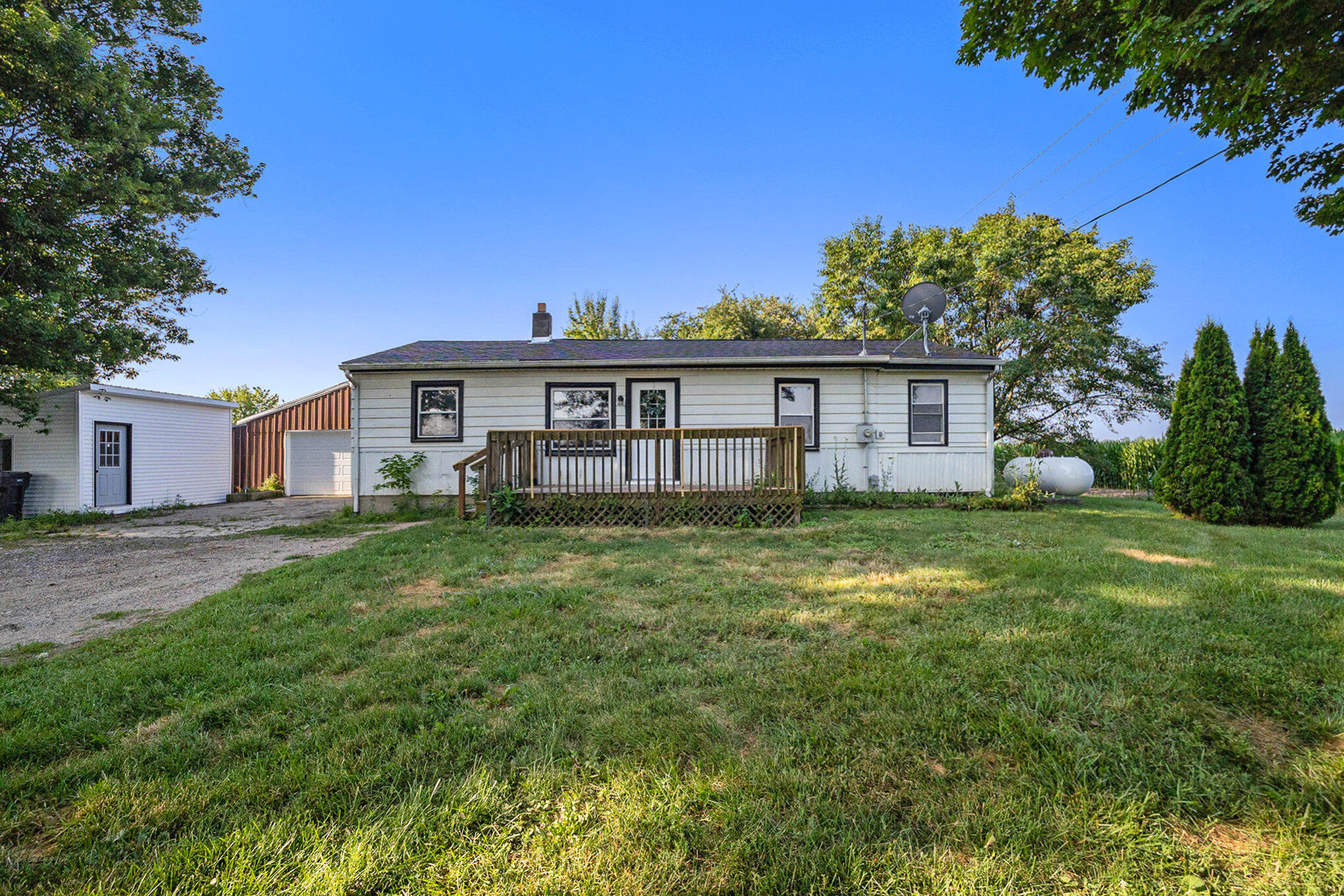 319 W Grand River Avenue