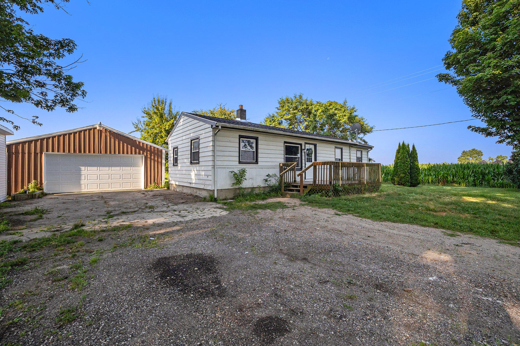 319 W Grand River Avenue