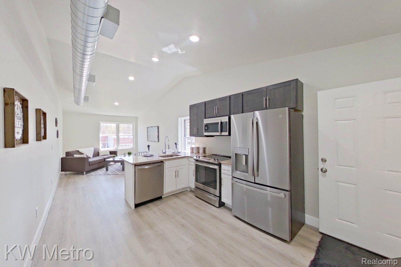 695 LIVERNOIS Street 2