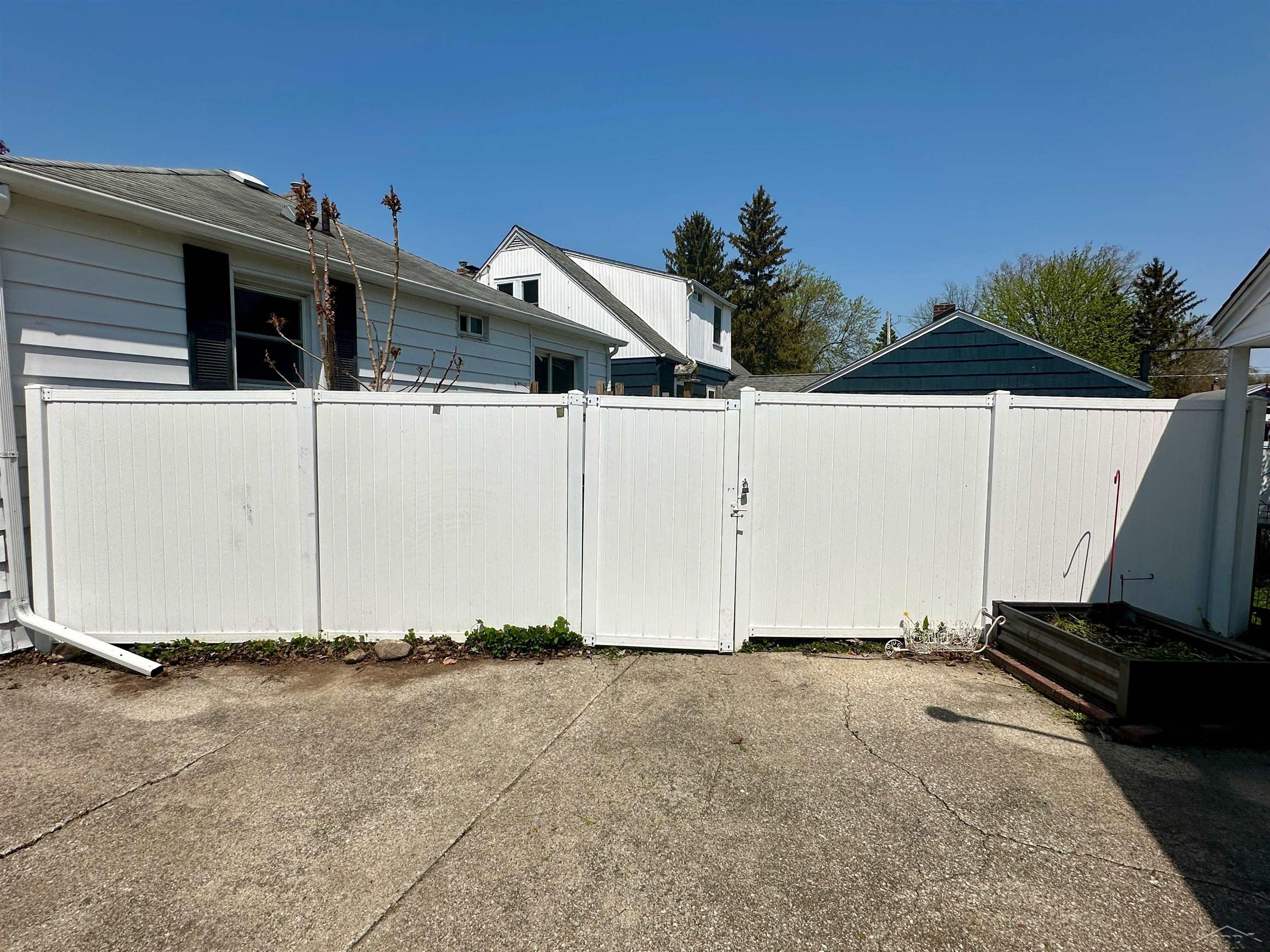 2452 N Clinton Street
