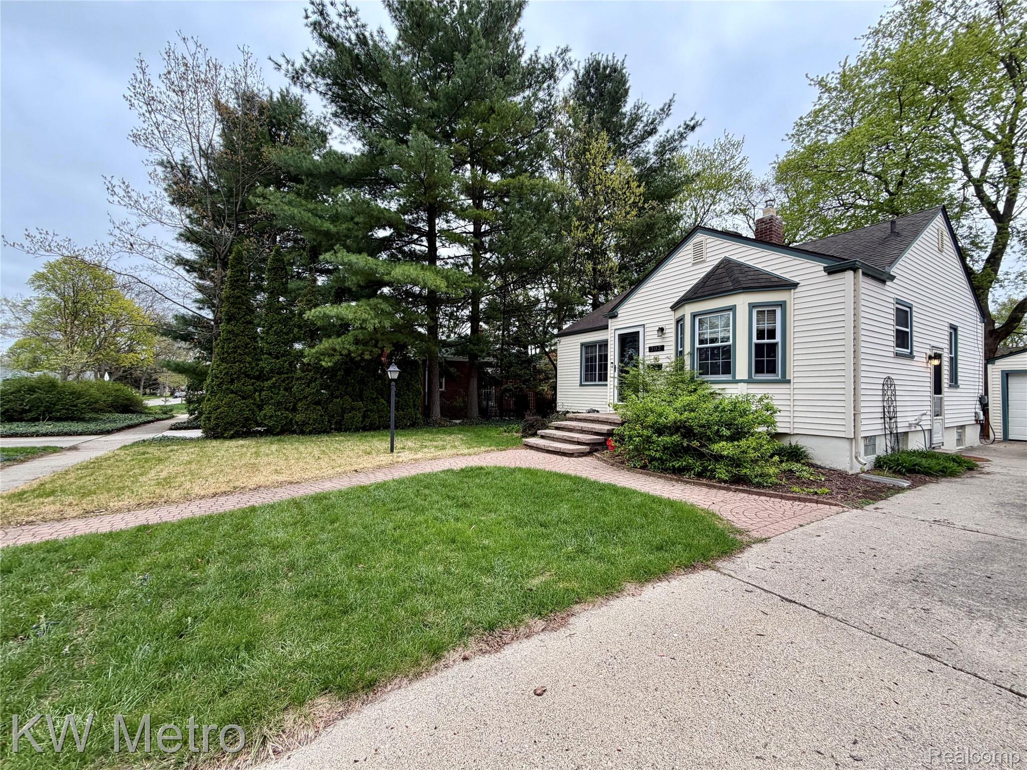 302 E Bloomfield Avenue