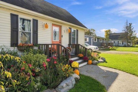 Tiny photo for 67 W Lorraine Street, Peck Village, MI 48466 (MLS # 58050224810)