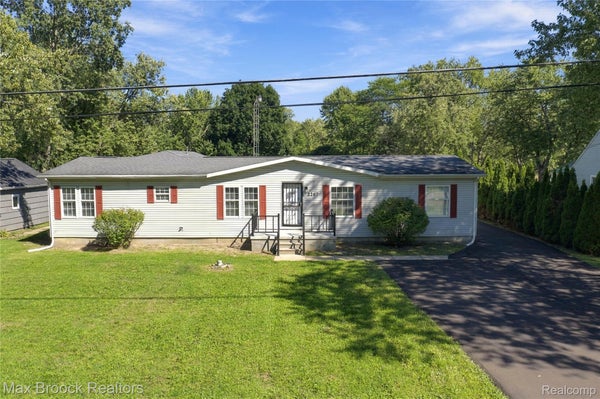 2267 HOWE RD, BURTON, MI 48519 - Image be4e93e35dbdc4f4c48a1e4789e5e1e9/494057880