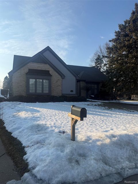 1446 Vistaview Drive Rochester Hills City MI 48306