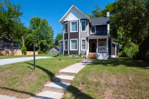Photo of 172 W Manchester Street, Battle Creek City, MI 49037 (MLS # 64026055771)