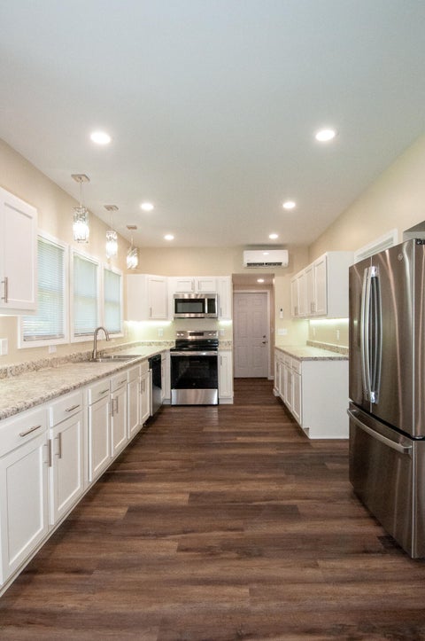 Tiny photo for 172 W Manchester Street, Battle Creek City, MI 49037 (MLS # 64026055771)