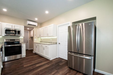 Tiny photo for 172 W Manchester Street, Battle Creek City, MI 49037 (MLS # 64026055771)