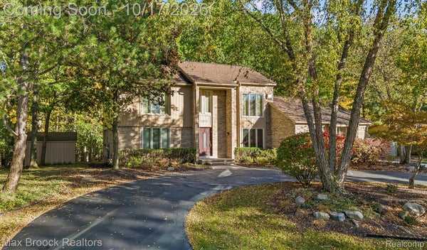 6135 PICKWOOD DR, WEST BLOOMFIELD, MI 48322 - Image bf24c4417fe3dccfb30b488002cb88c2/482347882