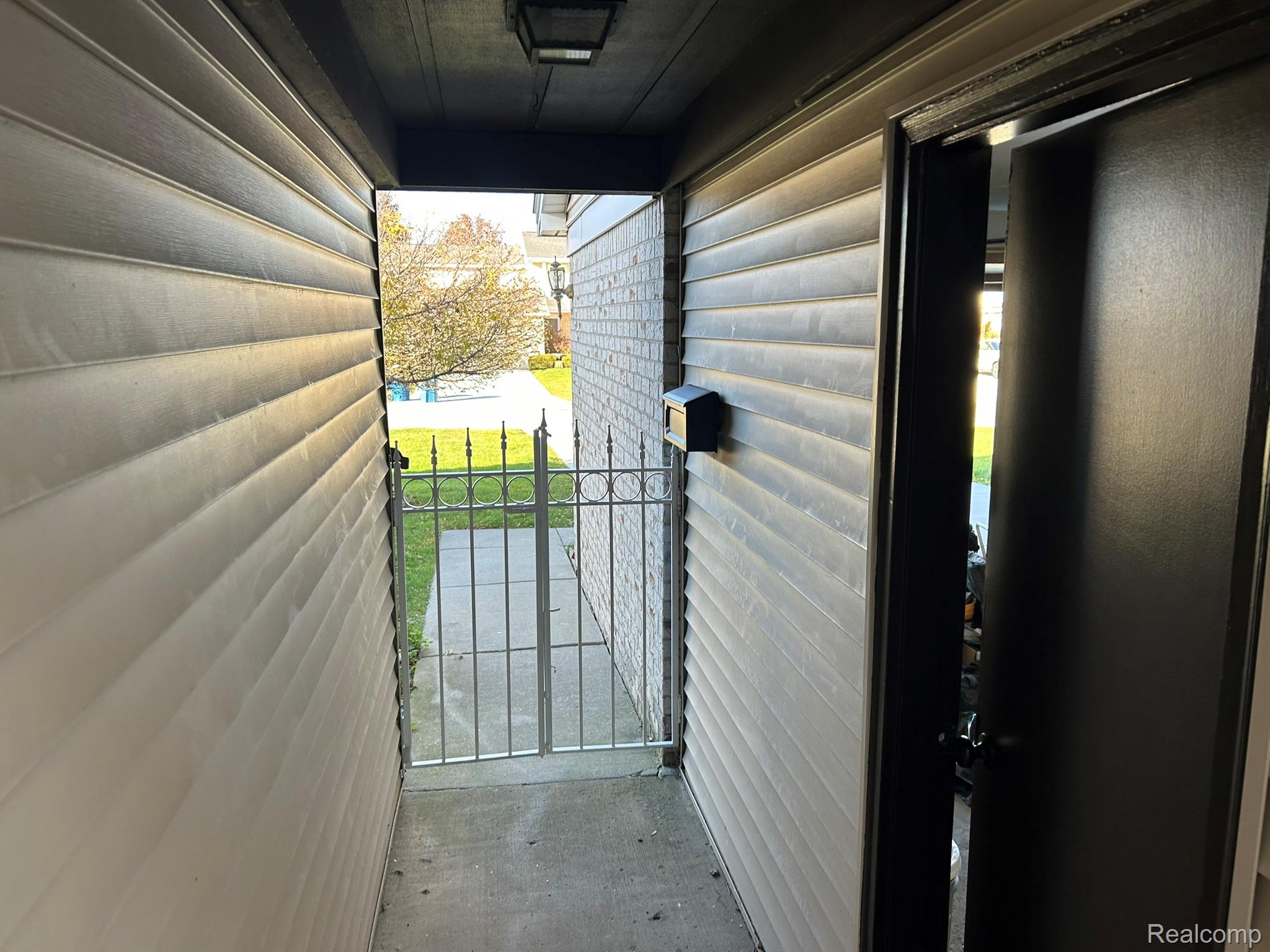 438 Lockmoor Court 18