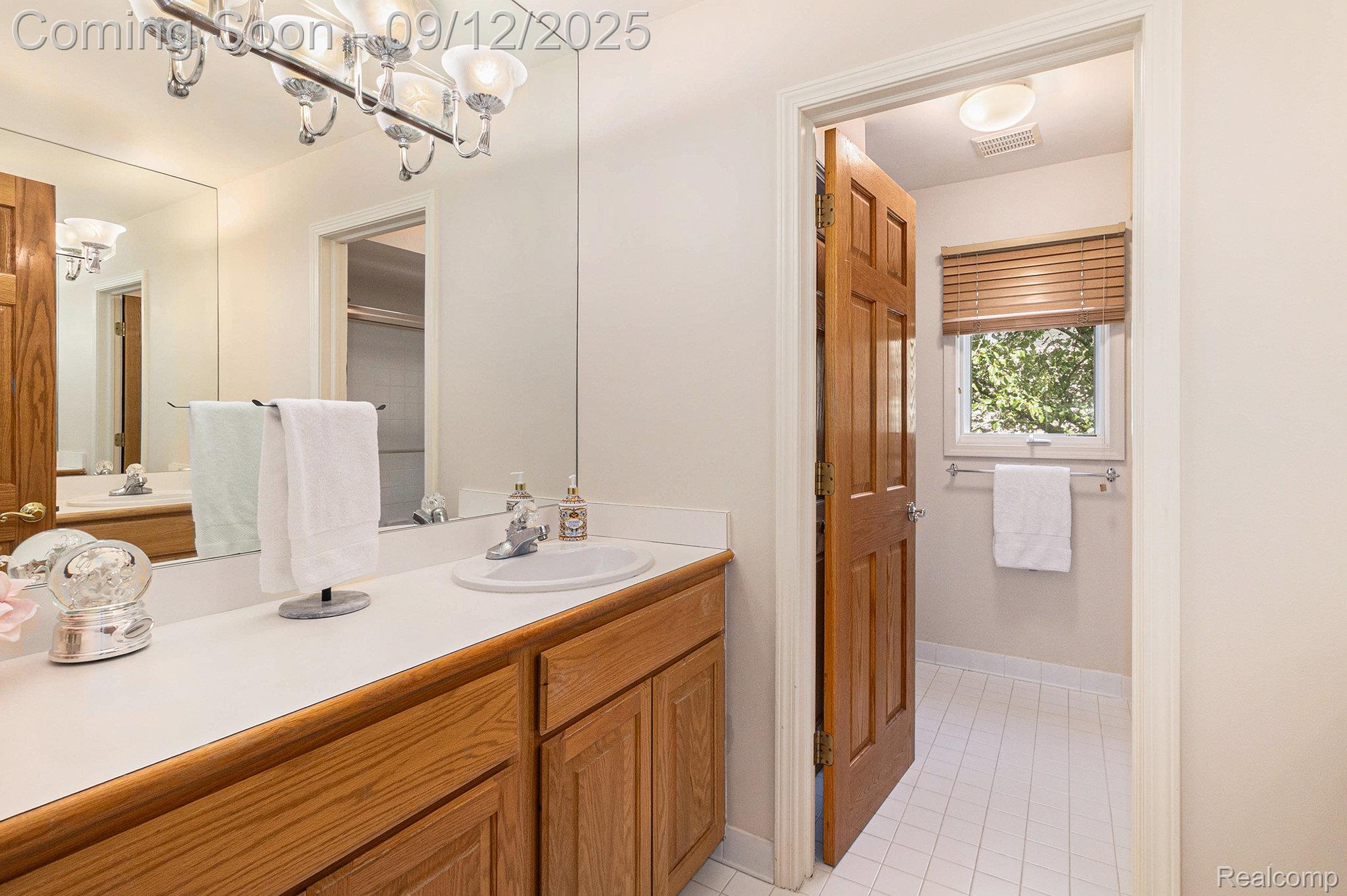 Independence Charter Township, Michigan 48348, United States, 4 Bedrooms Bedrooms, ,4 BathroomsBathrooms,Residential,Pending,205977