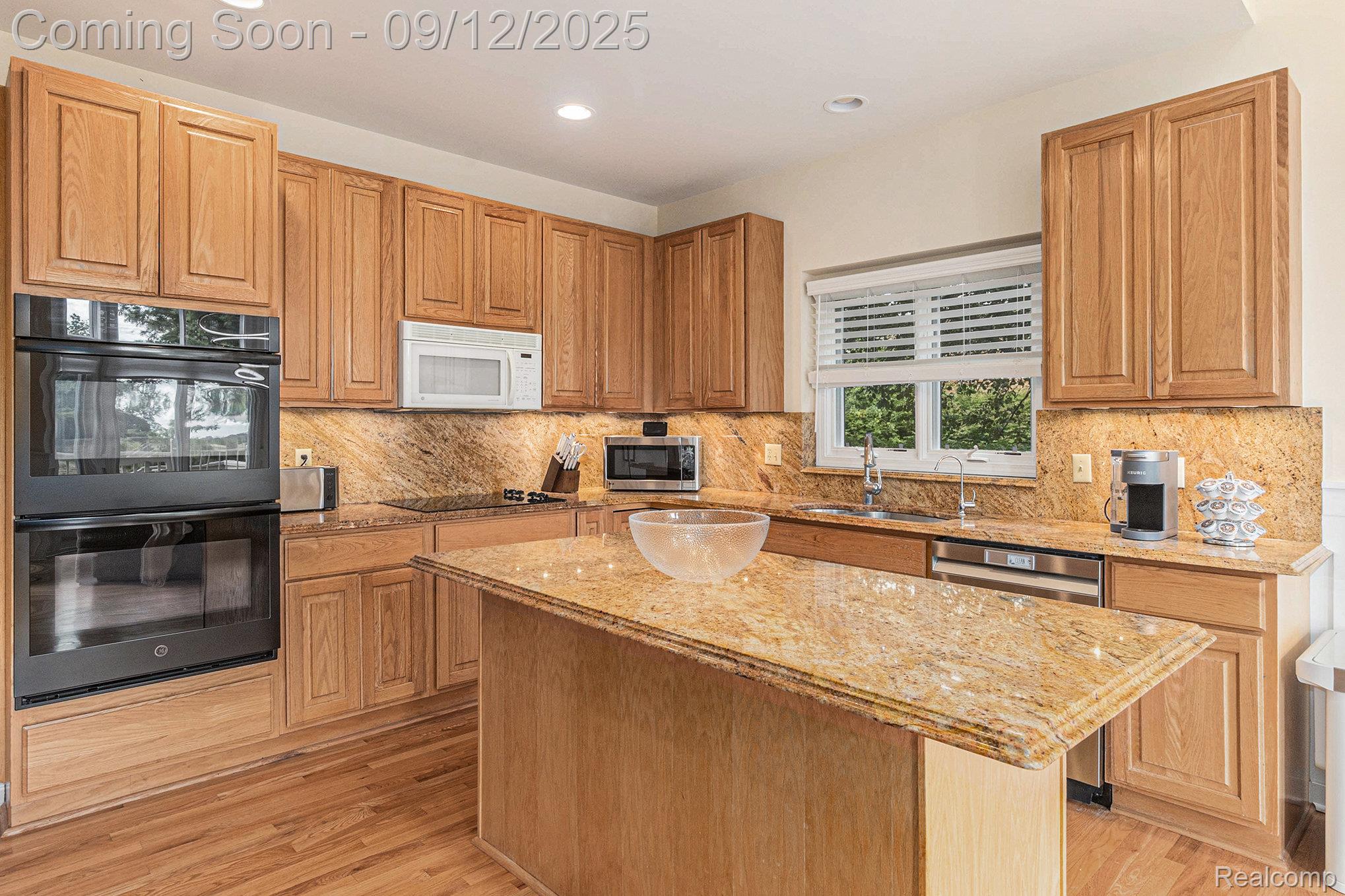 Independence Charter Township, Michigan 48348, United States, 4 Bedrooms Bedrooms, ,4 BathroomsBathrooms,Residential,Pending,205977