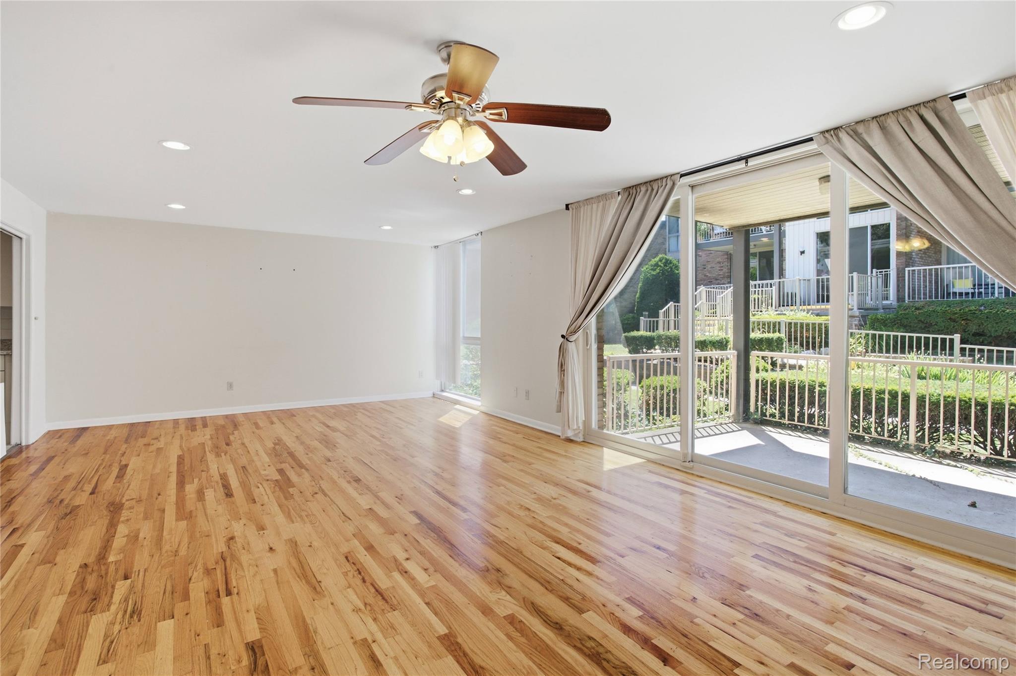4041 W Maple Road E102