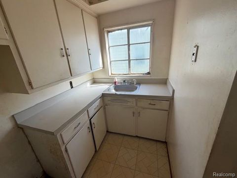 Tiny photo for 252 W Strathmore Avenue, Pontiac City, MI 48340 (MLS # 20261016348)