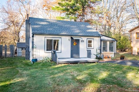 8370 Arlis Street Commerce Charter Township MI 48382