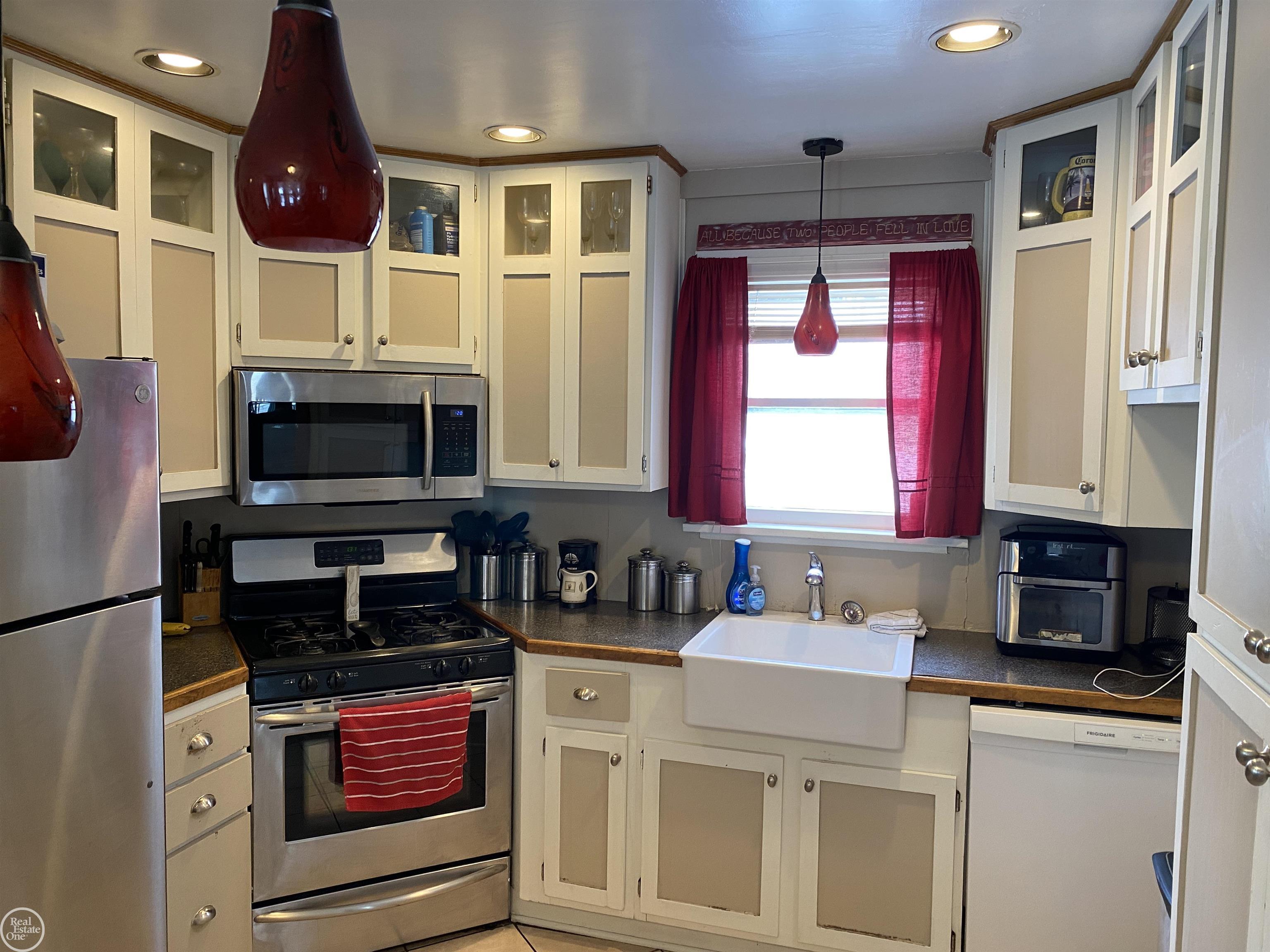 835 Vanderburgh Place