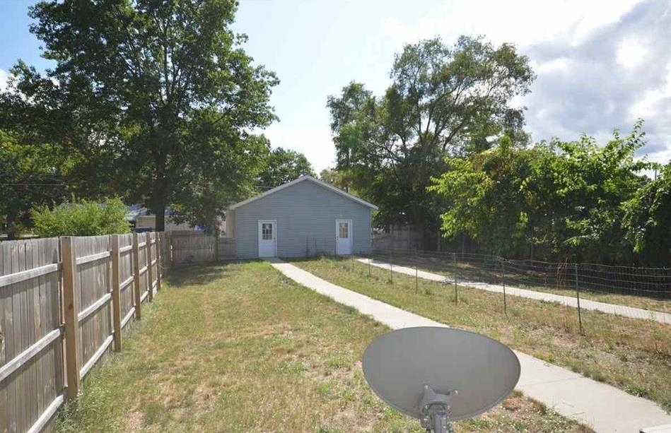 829 E Eighth