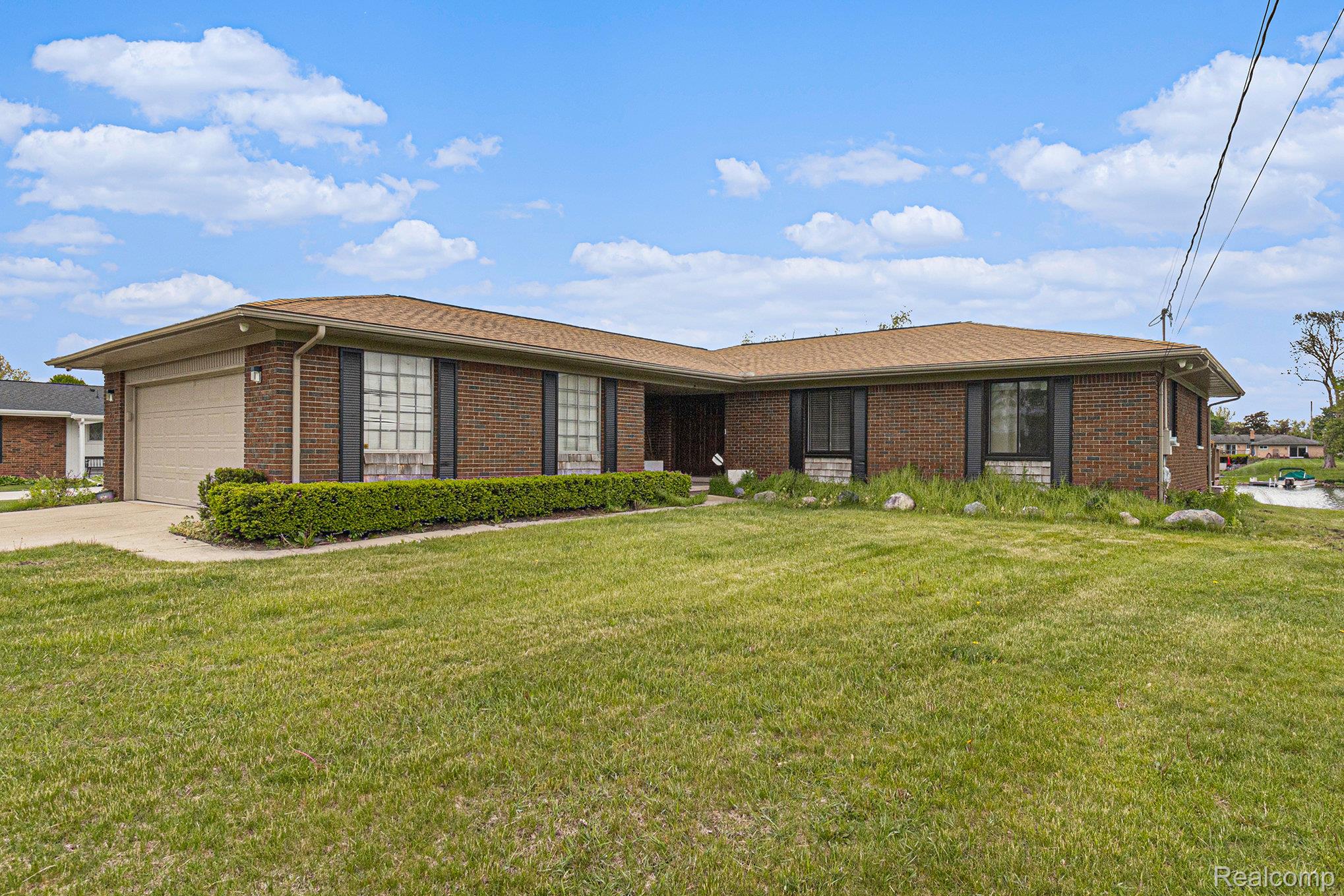 687 Sunnybeach Drive