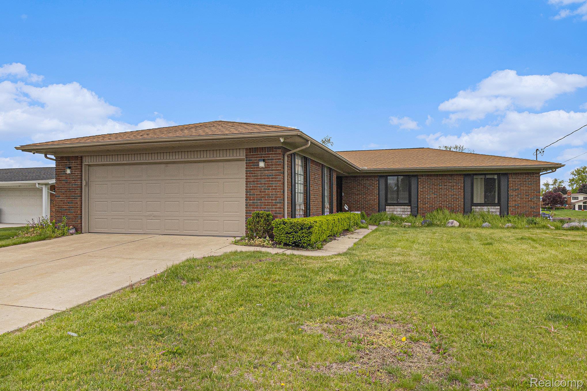 687 Sunnybeach Drive