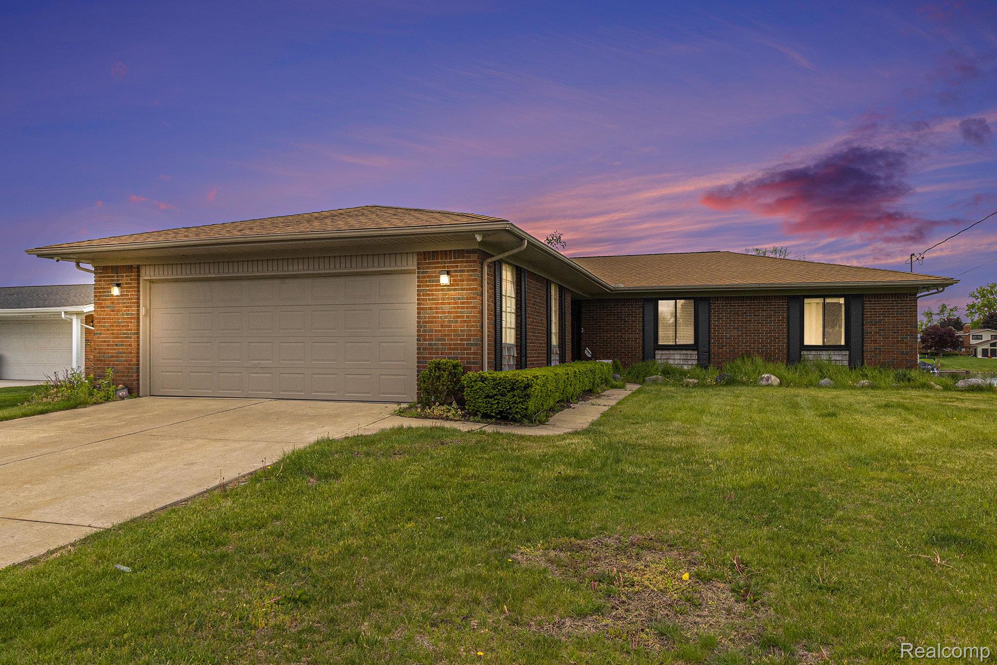 687 Sunnybeach Drive