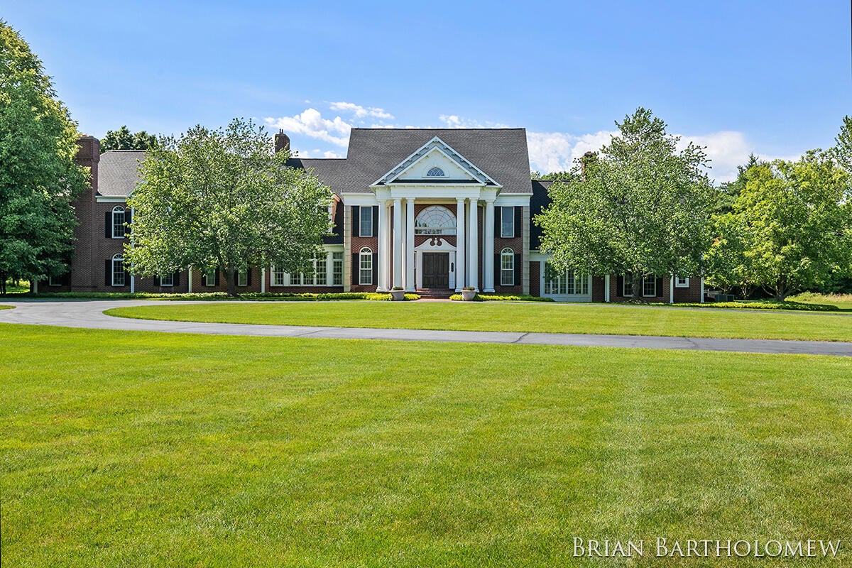 560 Saddlebrook Drive NE