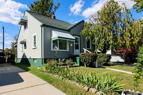 2072 11TH ST, WYANDOTTE, MI 48192 - Image c01c81f63ae930bd8f28f8e45cd4d44a/1041301747