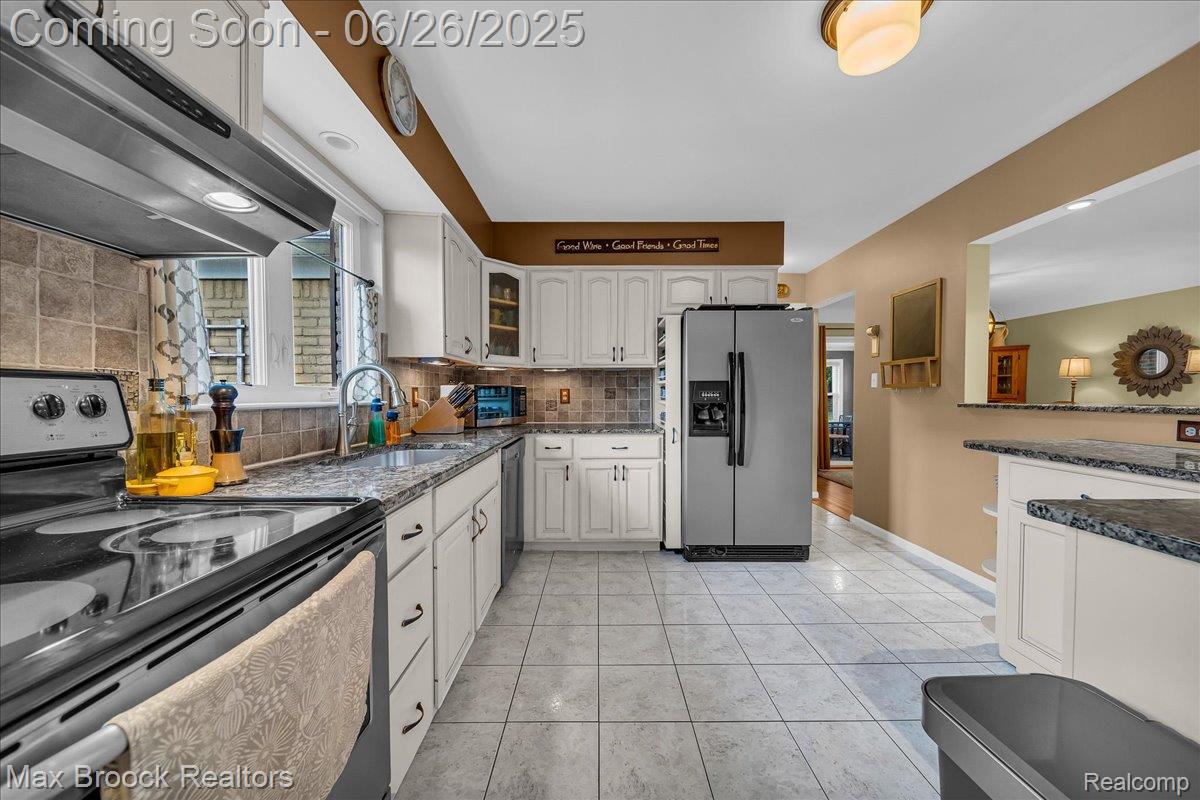 2425 Avondale Street W