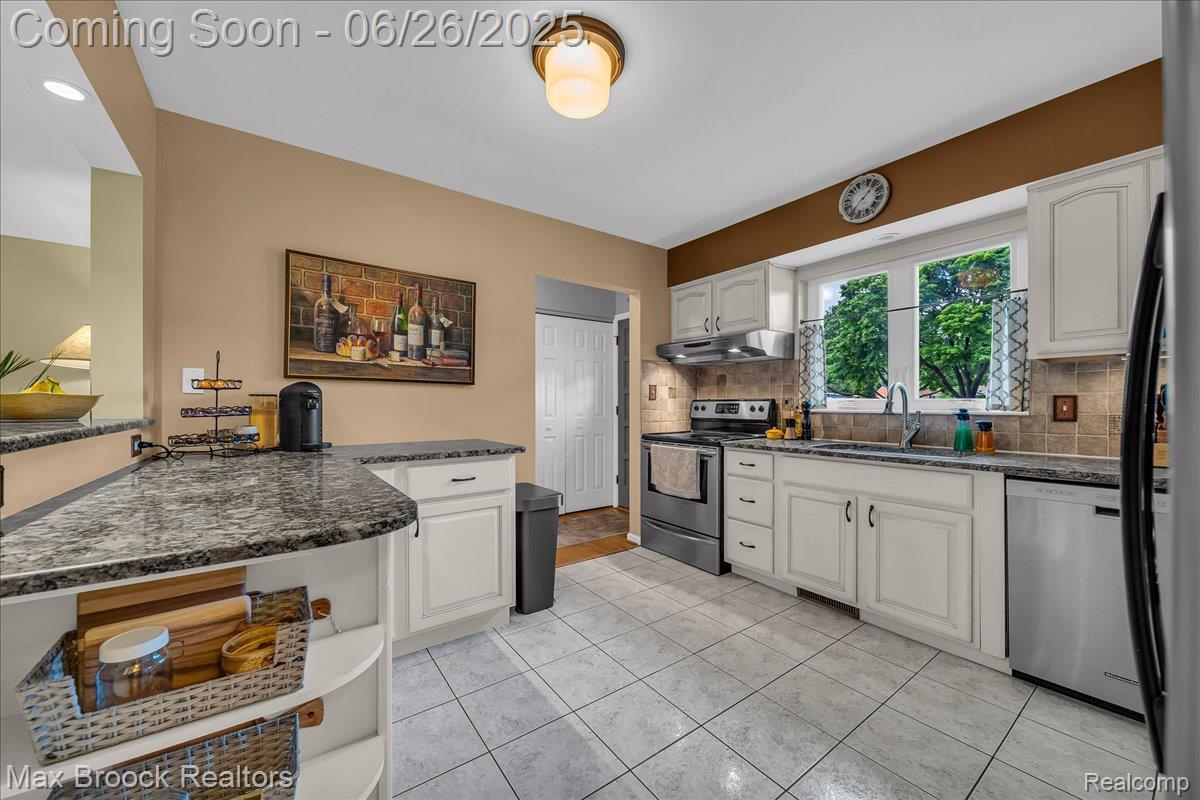 2425 Avondale Street W