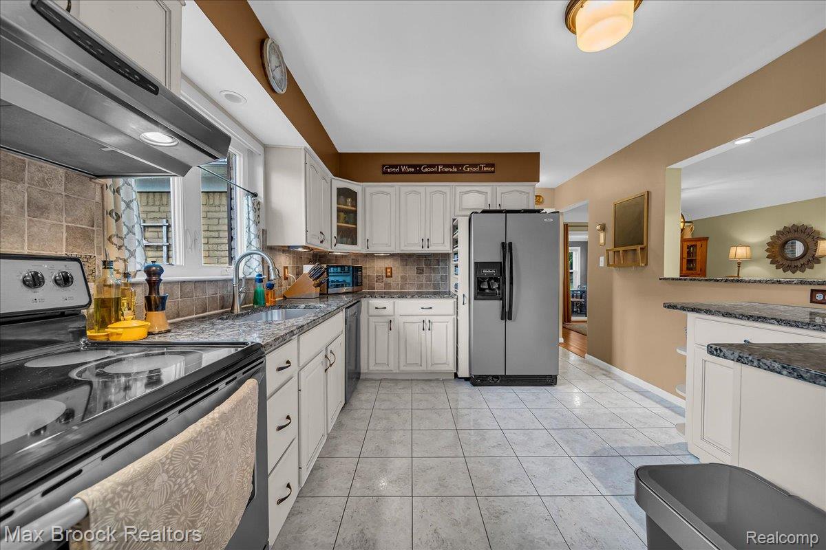 2425 Avondale Street W