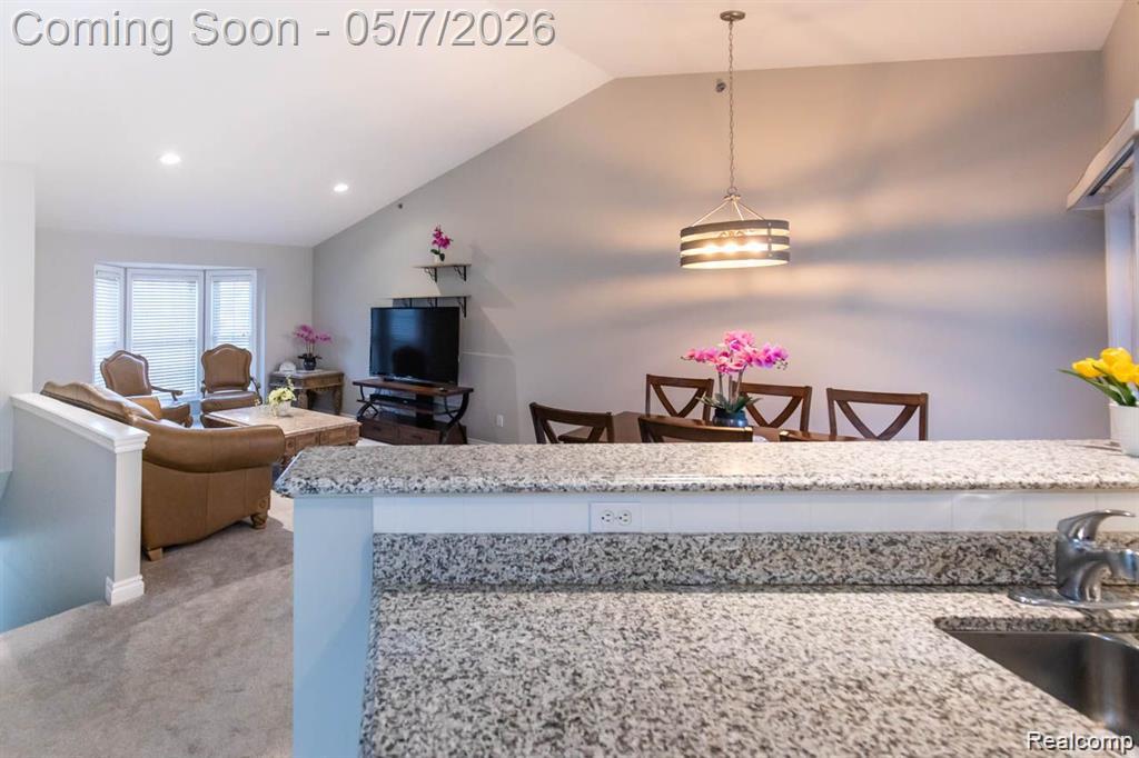 1560 W Lakeview Lane