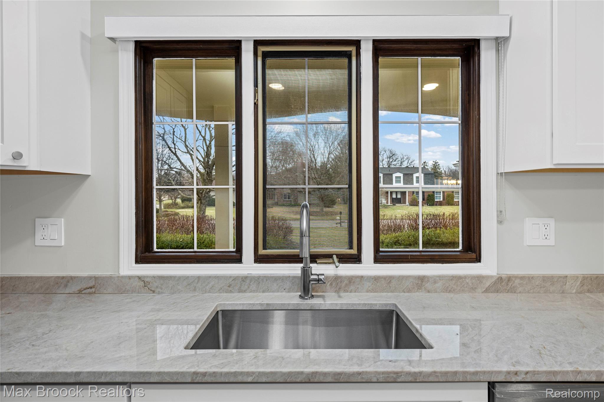 28977 Lake Park Dr. Drive
