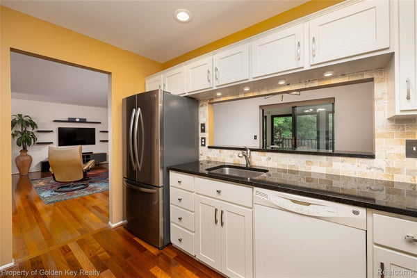 17955 UNIVERSITY PARK DR # 82, LIVONIA, MI 48152 - Image c082c7f0dd5cfafbac7c04e0d7ff4ba1/1544870614