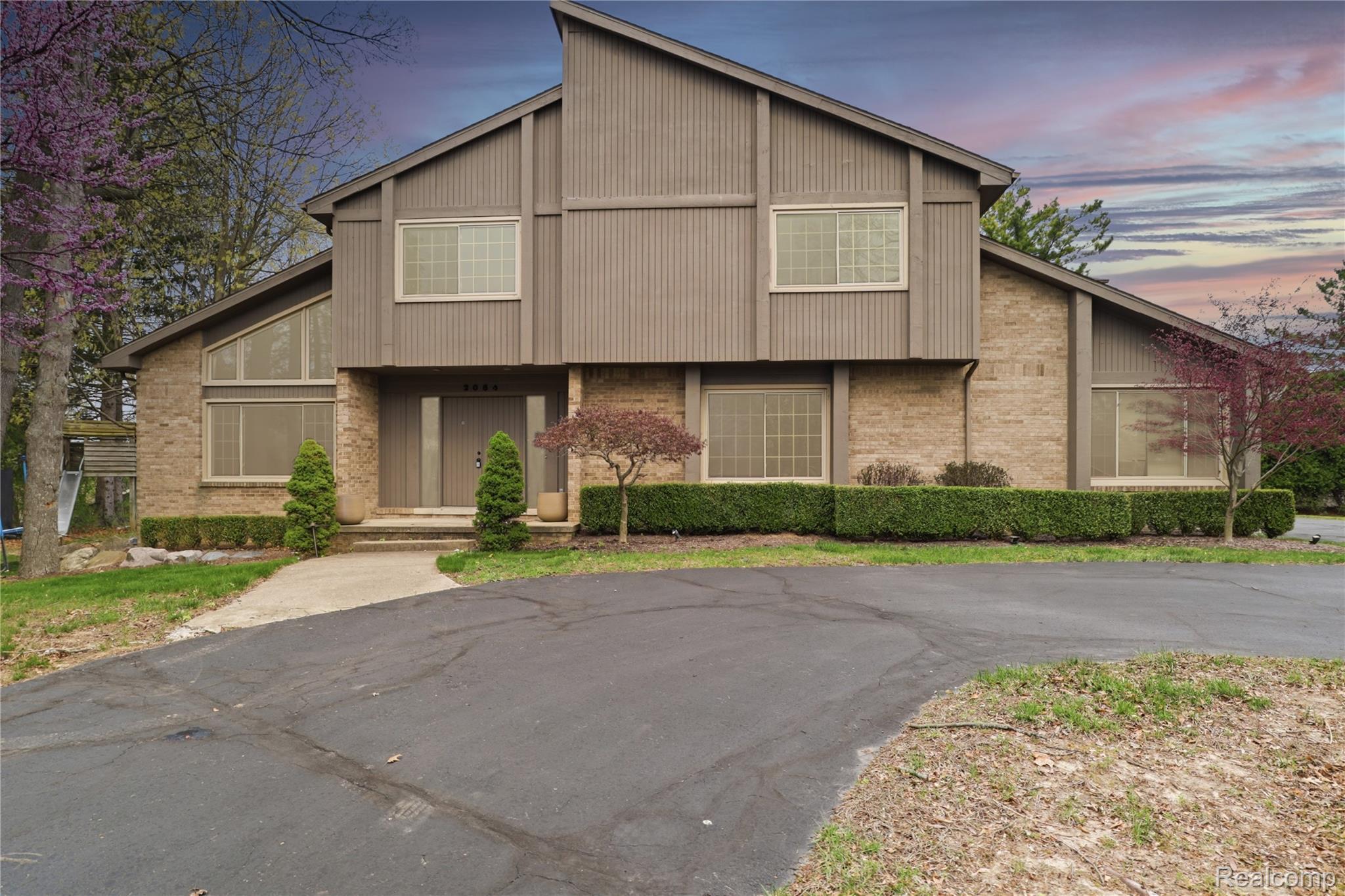 2084 Wabeek Hill Court