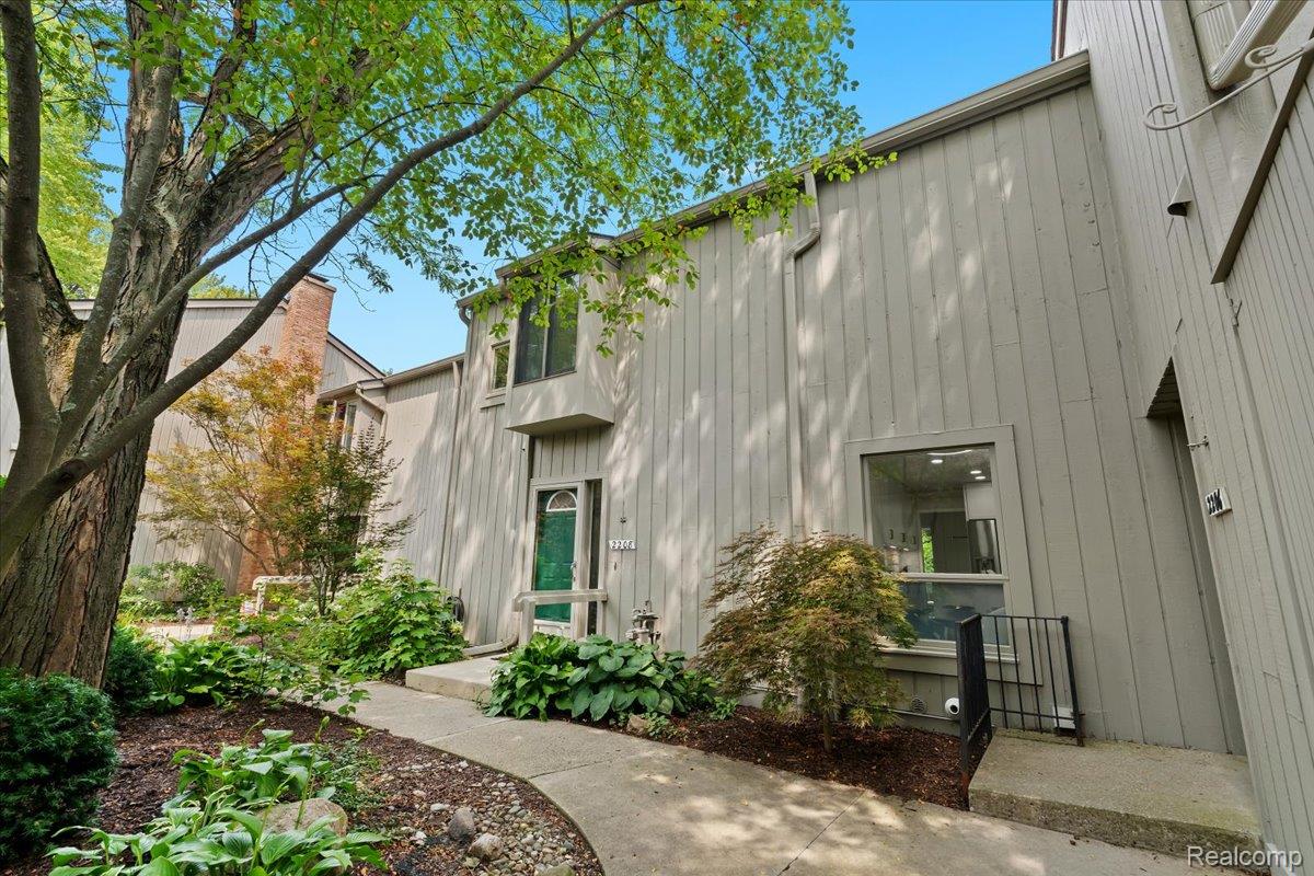 2208 Applewood Court