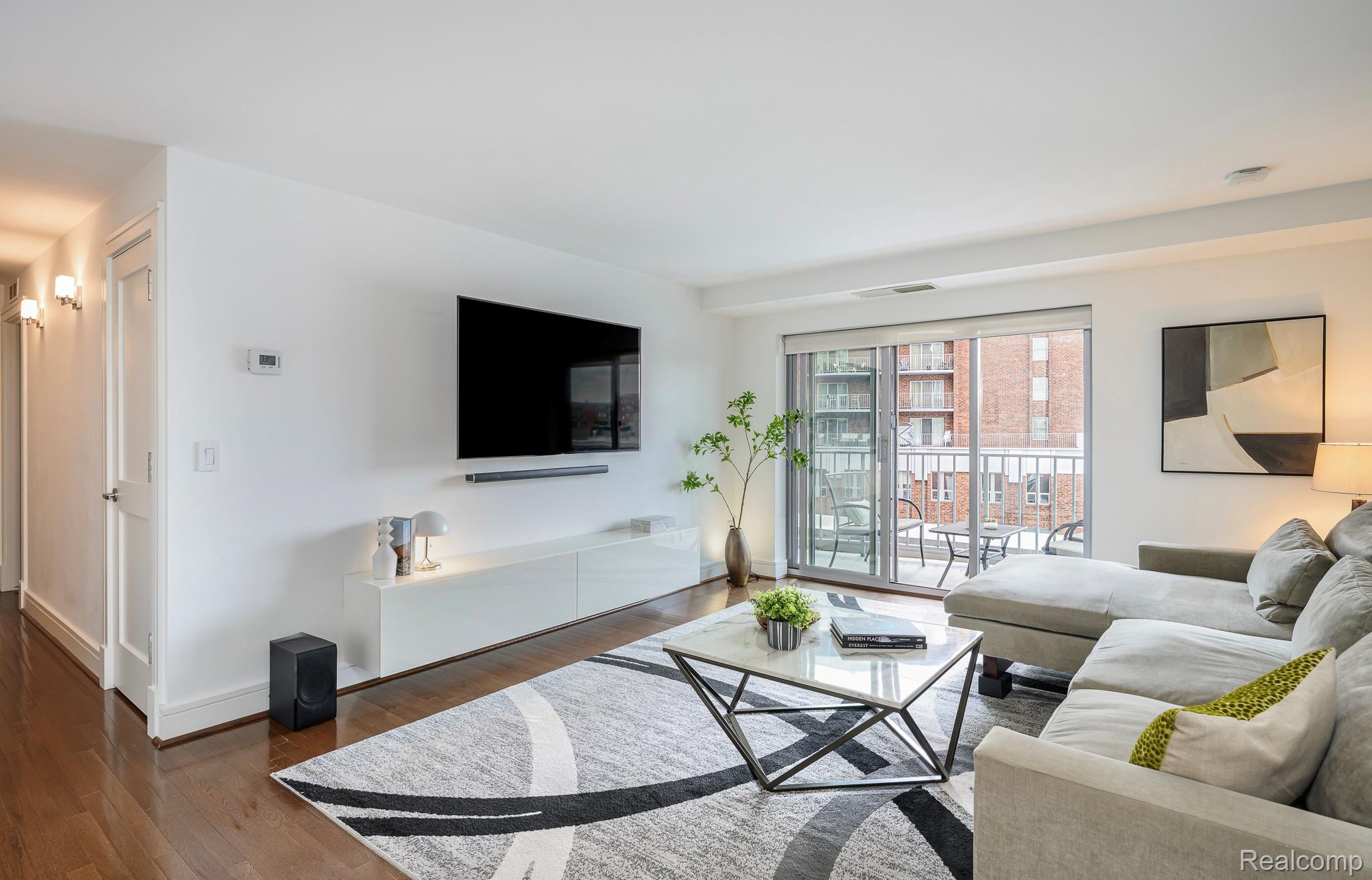 411 S Old Woodward Avenue 529